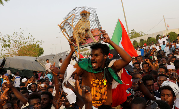 ▲▼ 蘇丹獨裁總統巴席爾（Omar al-Bashir）11日因軍方政變被趕下台。（圖／路透）