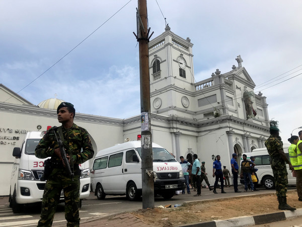 ▲▼ 斯里蘭卡21日驚傳連環爆炸案，軍方動員守在首都可倫坡的St. Anthony`s Shrine前方。（圖／路透）