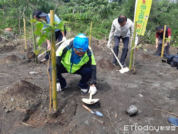 ▲▼為響應世界地球日，羅東林管處、宜蘭環保局、壯圍鄉公所、東北角風管處及等單位，21日共同辦理「2019小鎮漫遊─減塑愛家園延伸島嶼生命綠淨灘暨植樹活動」。（圖／羅東林管處提供，下同）