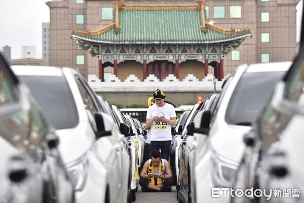 ▲▼抗議惡法，萬名Uber司機上凱達格蘭大道陳情。（圖／記者李毓康攝） 