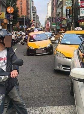 ▲▼台北市計程車陷馬路坑洞。（圖／翻攝爆料公社）