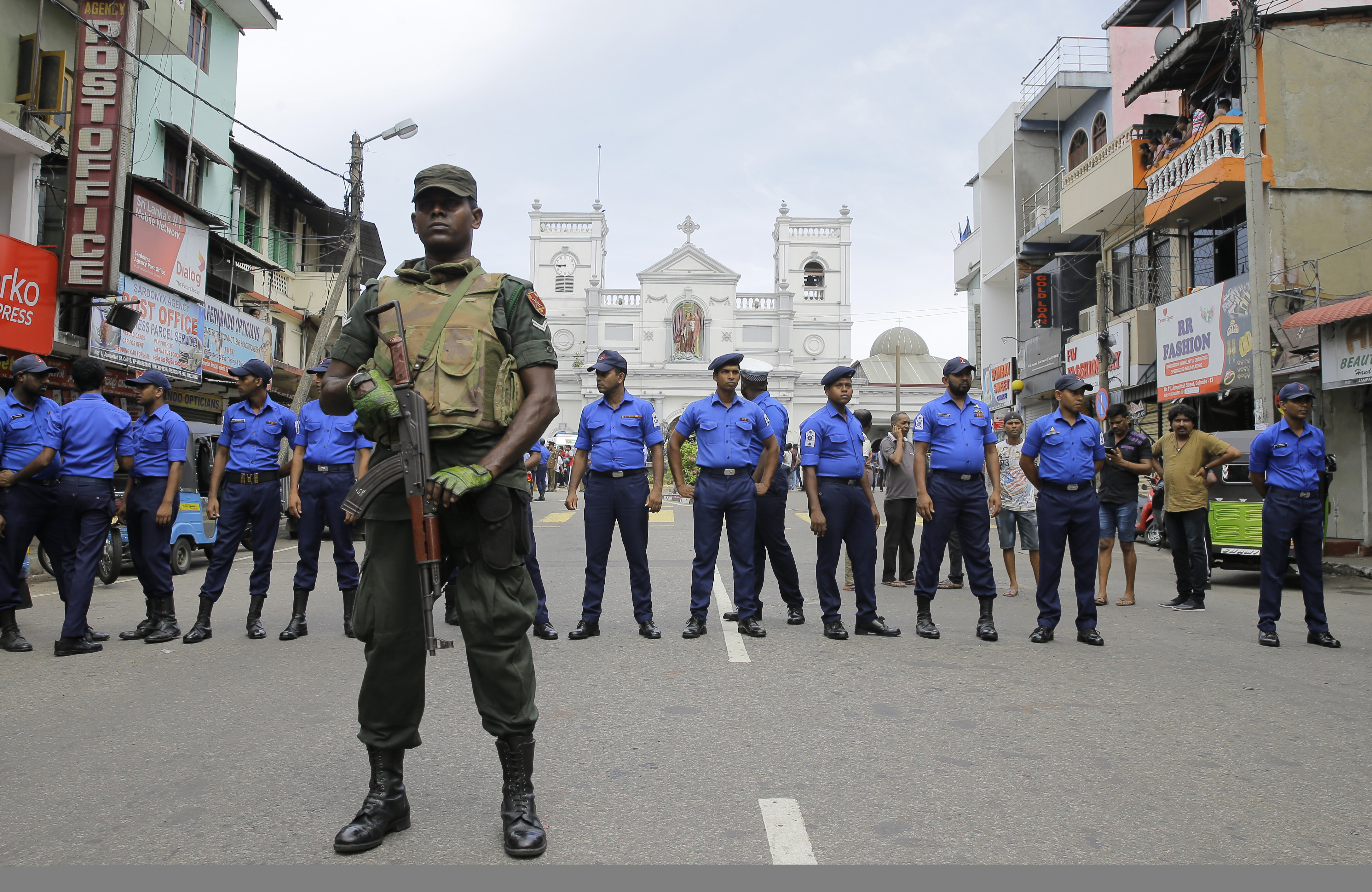 Шри Ланка полиция. Полицейская Баррикада в Шри-Ланке. Фото террористов Шри Ланки. Теракт в шри ланке