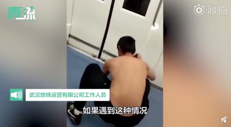 ▲▼ 坐地鐵食用油灑一地！小夥子「秒脫上衣」蹲地狂擦。（圖／翻攝自秒拍）