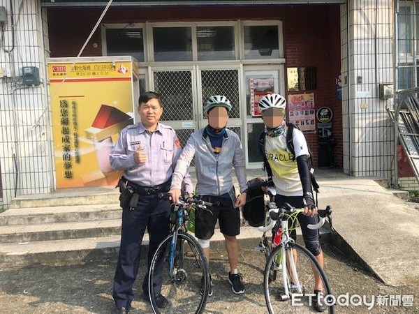 ▲▼香港遊客單車環台爆胎在「冏途」，恆春警方協助　            。（圖／記者陳崑福翻攝）