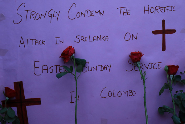 ▲▼斯里蘭卡發生連環爆炸案，群眾在教堂外放置玫瑰花致哀。（圖／路透）