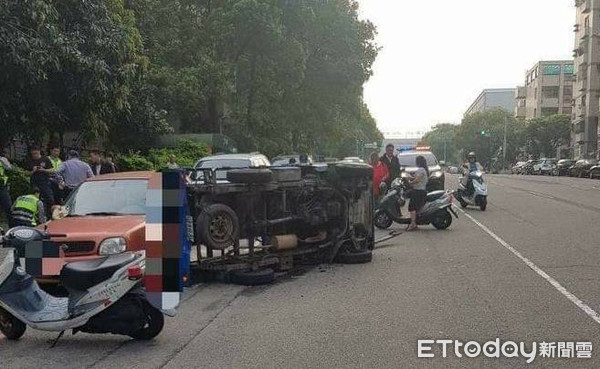 ▲▼小貨車翻覆，警民合力破窗救人。（圖／記者陳玉翻攝）