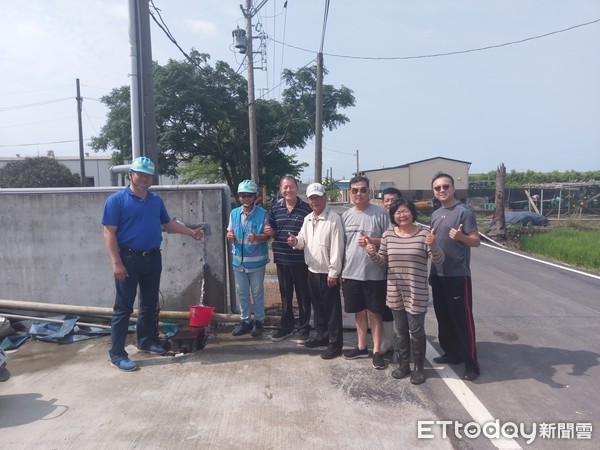 ▲台南市佳里區佳興里6戶住家雖近市區，卻無自來水可用，水公司六區處協助埋設自來水管線，終於讓有住戶可接用自來水。（圖／記者林悅翻攝）