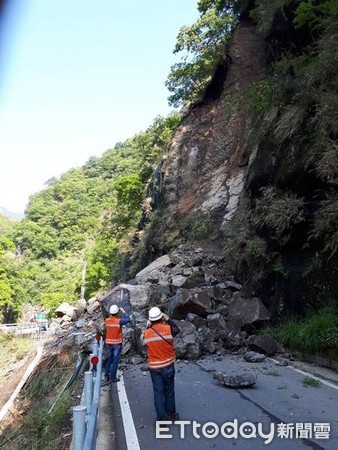 ▲桃園復興區台7線榮華橋路段落石坍方搶通