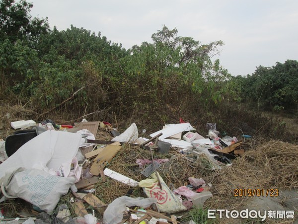 ▲▼ 保七總隊第2大隊在高屏溪查獲偷倒建築廢棄物            。（圖／記者陳崑福翻攝）