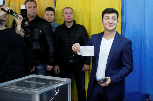 ▲▼烏克蘭諧星澤倫斯基高票當選總統，但投票時卻因忘形將選票展示給周遭媒體而遭罰24歐元。（圖／路透）