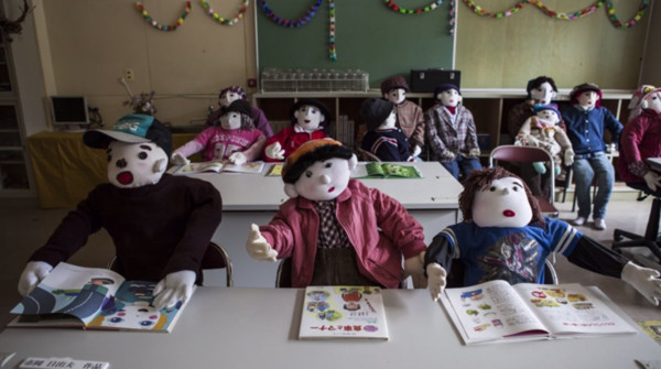 ▲ 在村內學校被廢校後，綾野隨及製作了一組師生娃娃擺放空教室中。（圖／翻攝自apollonia推特）