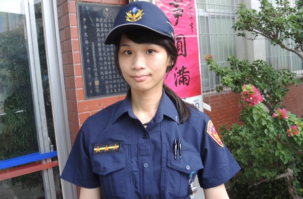 ▲黃男行經彰化田尾闖紅燈違規左轉，被女警攔停，把女警口罩扯下。（圖／記者唐詠絮翻攝）