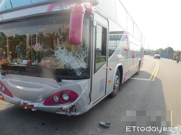 ▲▼校車與轎車碰撞，所幸車上學生無受傷 。（圖／記者陳玉翻攝）