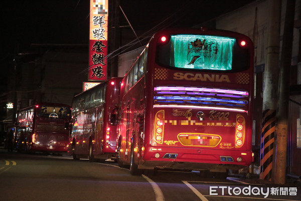 ▲業者佔了6格車位，就是為了讓這120位老人團的3輛遊覽車停放。（圖／記者黃孟珍攝）