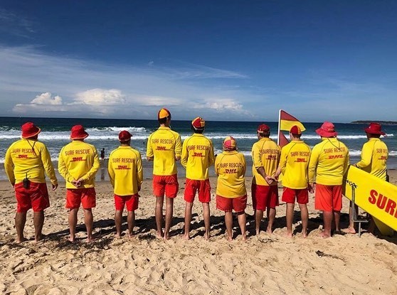 ▲▼維多利亞州海浪救生協會所有成員面向大海，向在救災罹難的父子檔默哀致意。（圖／翻攝自Facebook／Surf Life Saving NSW）