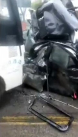 彎道超車被油罐車、巴士夾扁，駕駛、乘客3人當場死亡。（圖／翻攝自微博／彈藥補給君）