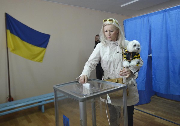 2019年4月21日，烏克蘭總統選舉第二回合，選民在投票所投票。（東方IC）