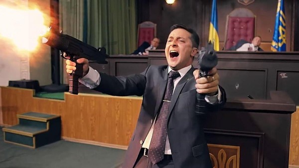 電視劇裡演總統的澤倫斯基拿著機關槍在國會大開殺戒。（網路截圖：cinema escapist）