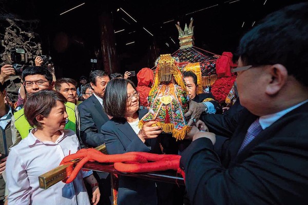 藍綠總統初選熱戰，郭台銘在臉書粉專舉行投票，總統蔡英文也發問回擊，雙方持續交鋒。（總統府提供）