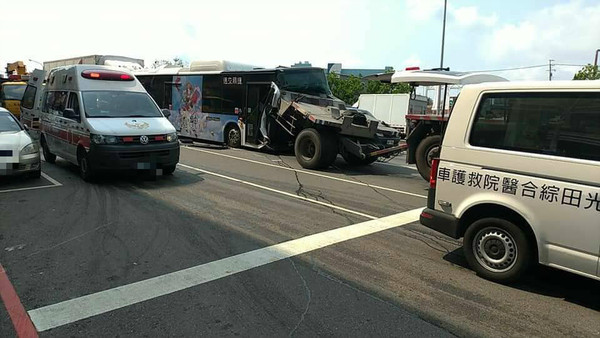 ▲▼台中3車追撞 。（圖／翻攝臉書職業聯結車 大貨車 大客車 拉拉隊 運輸業 照片影片資訊分享團）