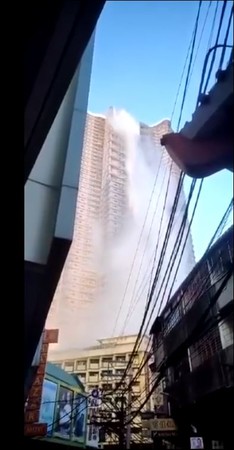 ▲▼菲律賓呂宋島強震，首都馬尼拉某棟大廈的頂樓泳池受影響，瞬間溢出變成「巨瀑斷崖」。（圖／翻攝自FB／Micheal Rivo）
