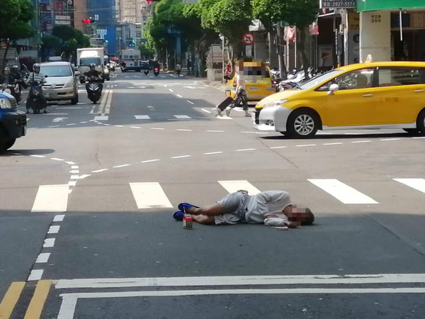 ▲▼網友在十字路口驚見一名男子直接躺平在十字路口。（圖／翻攝爆料公社） 