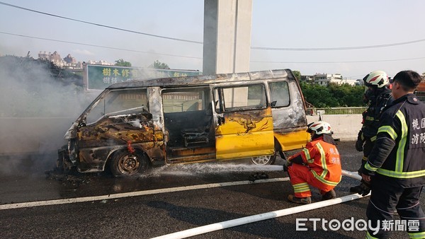 ▲▼一輛黃色廂型車在國一北上南崁路段起火，民眾一度以為是娃娃車，所幸車上一家四口自行脫困             。（圖／記者陳以昇翻攝）