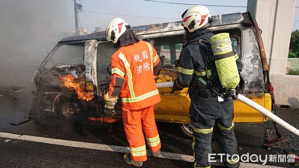 ▲▼一輛黃色廂型車在國一北上南崁路段起火，民眾一度以為是娃娃車，所幸車上一家四口自行脫困             。（圖／記者陳以昇翻攝）