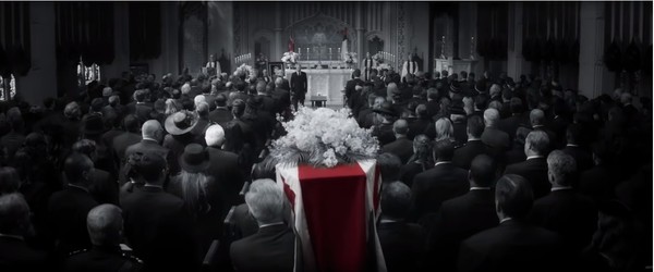 ▲▼美國隊長為佩姬卡特抬棺，與雪倫卡特激吻。（圖／翻攝自《復仇者聯盟：終局之戰》預告／翻攝自網路）