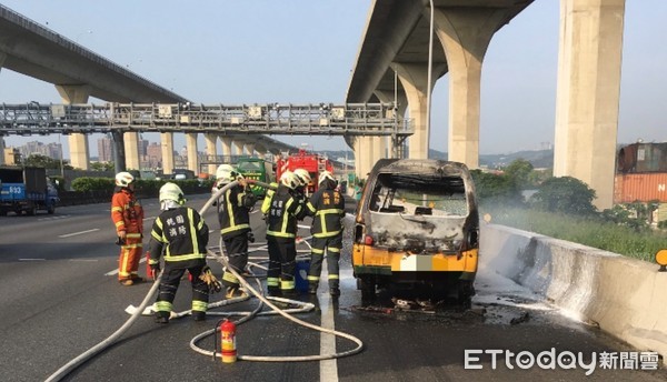 ▲一輛廂型車23日下午3時30分在中山高速公路北上51公里處突然竄出濃煙，隨即竄出大火，駕駛與乘客共4人下車查看及時逃離，消防人員20分鐘內雖撲滅大火，但整輛車已成廢鐵，起火原因還待調查。（圖／記者沈繼昌翻攝）