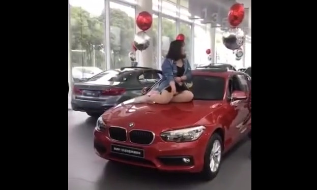 ▲▼白皙妹一屁股坐上BMW！引擎蓋尷尬凹陷　店家傻眼報警。（圖／翻攝自影片）