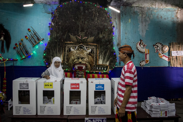 ▲▼一名印尼女子在梭羅市投票。（圖／路透）
