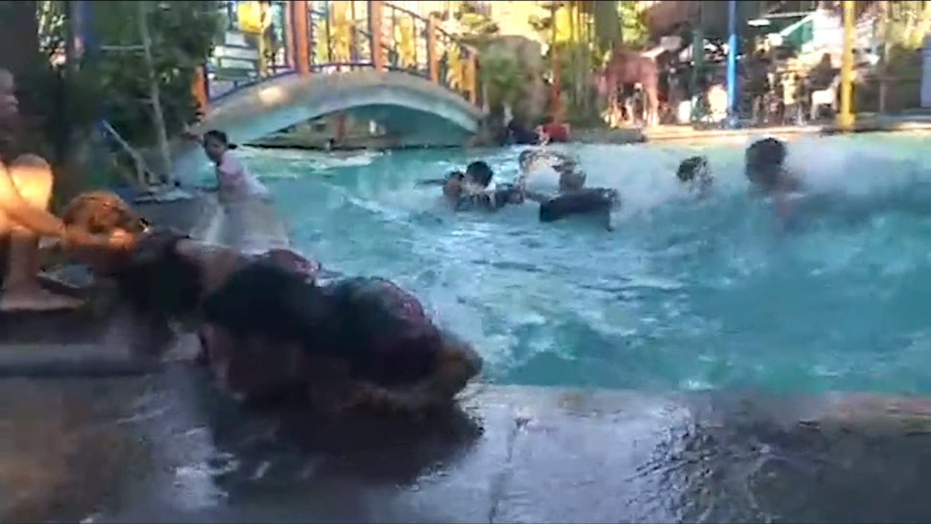 ▲▼菲律賓連兩震，兒童游泳池掀大浪。（圖／翻攝自YouTube／Viral Press）