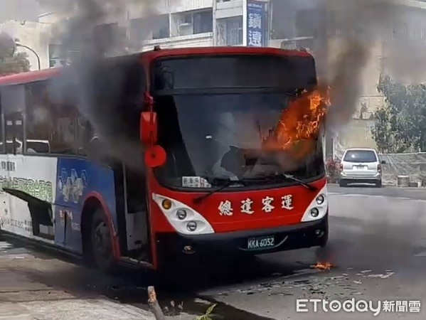 ▲南投縣草屯鎮總達客運火燒車。（圖／記者白珈陽翻攝）