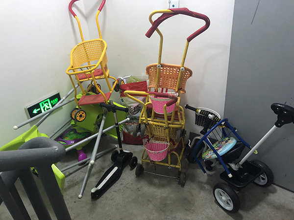 ▲楊女孩子的嬰兒車、滑板車被堆放在樓梯間樓道處。（圖／翻攝自澎湃新聞）
