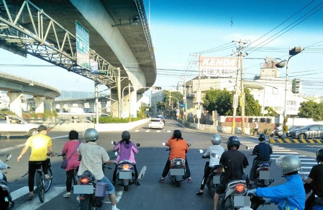 ▲▼大車死角。（圖／網友楊勝男提供，請勿隨意翻拍，以免侵權。）