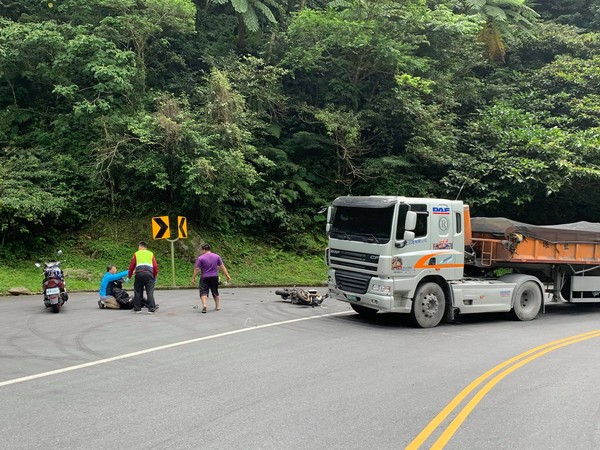 ▲▼蘇花公路119公里一大彎處，發生的機車與砂石車對撞車禍。（圖／翻攝自爆料公社，下同）