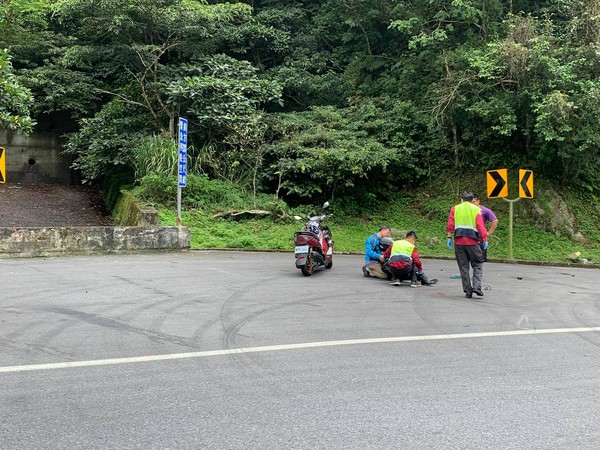 ▲▼蘇花公路119公里一大彎處，發生的機車與砂石車對撞車禍。（圖／翻攝自爆料公社，下同）