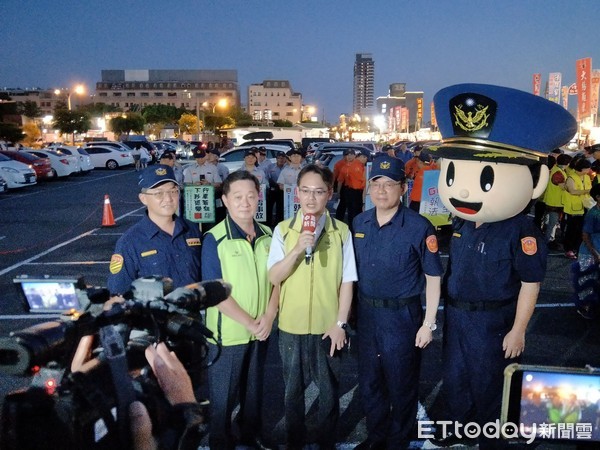 ▲為推動「酒駕零容忍」，向民眾宣導酒後駕車危害，台南市警五分局晚上在北區花園觀光夜市舉辦「酒駕零容忍」遊行宣導活動，吸引眾多民眾的目光。（圖／記者林悅翻攝，下同）