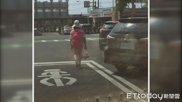 ▲長期霸占車位的曾姓婦人，消失一陣後，14日再度被發現又將車子停在公有車格內好幾天。（圖／翻攝自Facebook／苑裡串起來）