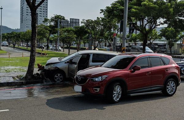 ▲三寶違規釀禍！消防栓彎腰卡車頭　尖叫「趴電線桿求靜靜」。（圖／記者陳凱力翻攝）