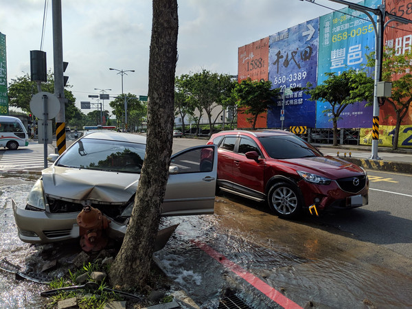 ▲三寶違規釀禍！消防栓彎腰卡車頭　尖叫「趴電線桿求靜靜」。（圖／記者陳凱力翻攝）