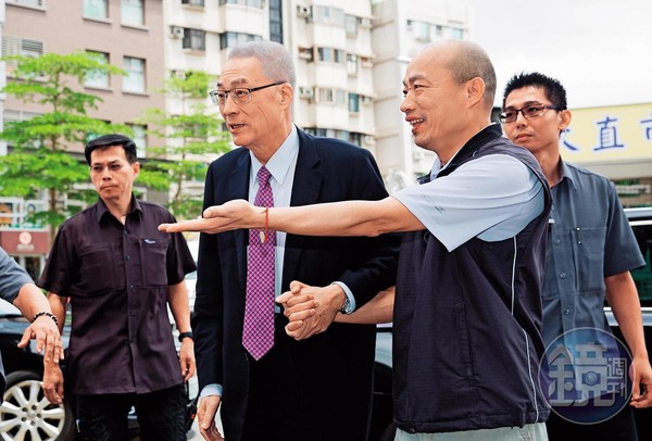 吳敦義堅持將高雄市長韓國瑜列入「特邀初選」名單，就是為了徵召韓留伏筆。