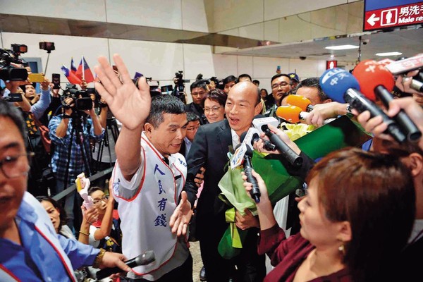 韓國瑜訪美返台抵機場，獲支持者簇擁。韓的一舉一動都牽動明年大選選情變化。（高雄市政府提供）