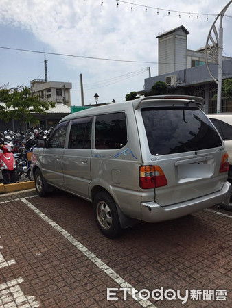 ▲曾婦的車子近日又被民眾發現，停在停車場數日未離開，民眾好言相勸竟被嗆聲，氣得把照片拍下ＰＯ網             。（圖／翻攝自Facebook／苑裡串起來）