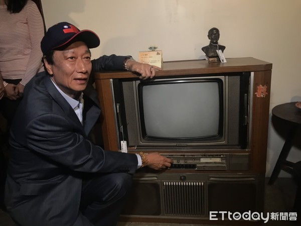 ▲▼郭台銘參訪時看到舊款電視機，他表示，自己是做電視鈕起家的。（圖／記者姚惠茹攝）
