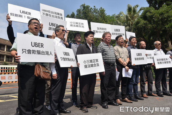 ▲▼台灣計程車產業發展聯盟代表緊急前往⾏政院上呈陳情書，建請交通部公告實施新運管規則103-1 條規範。（圖／記者李毓康攝）