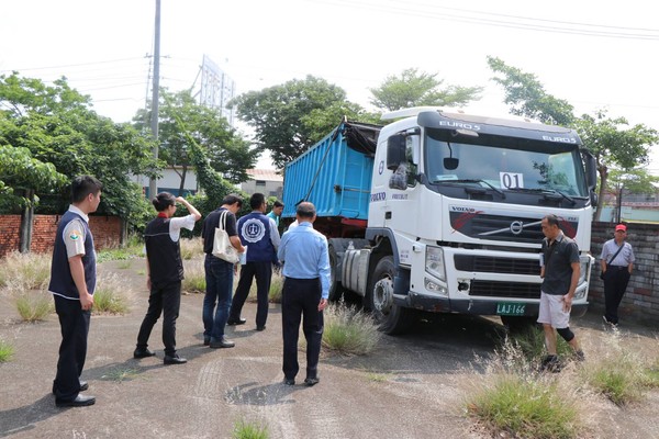 ▲大拖車以185萬元賣出，將優先清償違法濫倒費用。（圖／法務部行政執行署彰化分署提供）