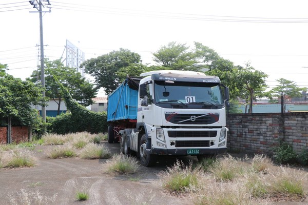 ▲大拖車以185萬元賣出，將優先清償違法濫倒費用。（圖／法務部行政執行署彰化分署提供）