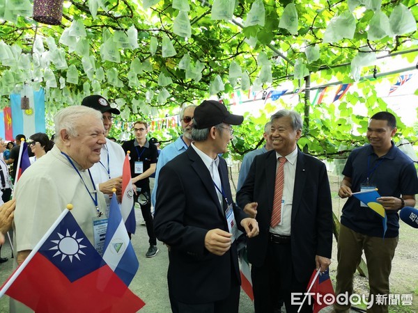 ▲8國駐台外交大使到彰化埔心鄉饗葡萄宴。（圖／記者唐詠絮攝）